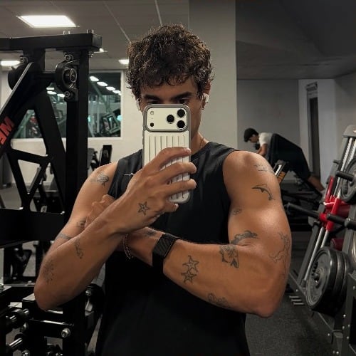 O Lucas a tirar uma fotografia ao espelho, no ginásio.